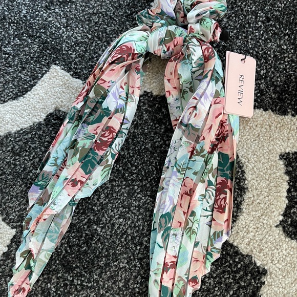 Review Floral Bow Scrunchie - BNWT - Picture 4 of 5